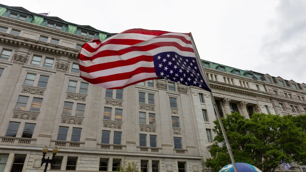 El Significado de Mostrar una Bandera al Revés en EE. UU.