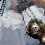 El Significado de Sacudir Incienso en Funerales y Ritos Religiosos