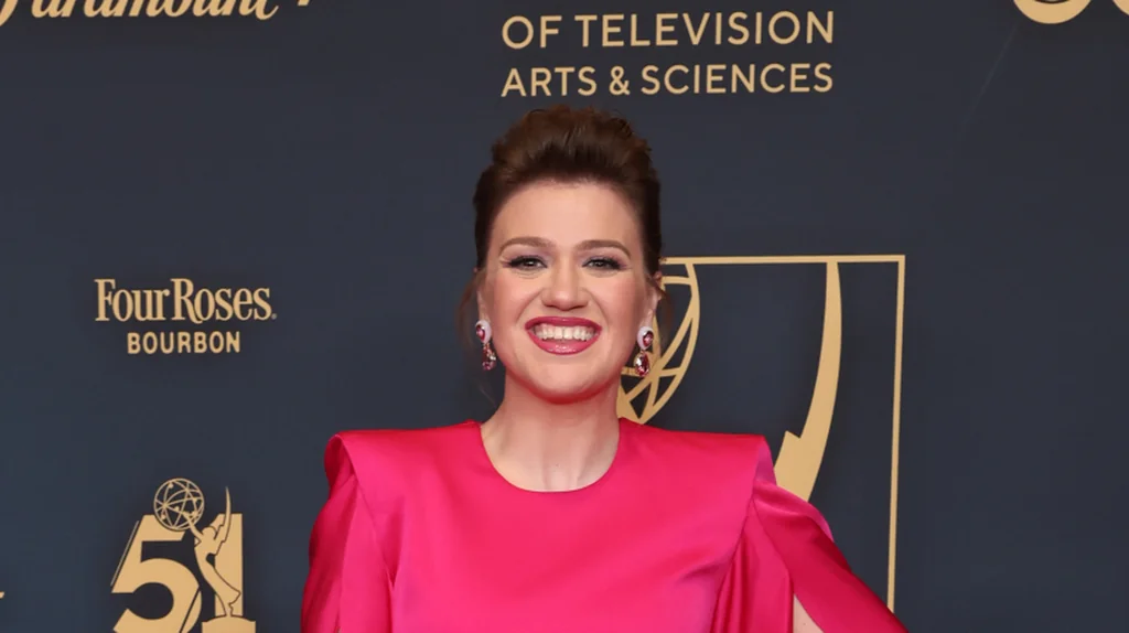 La Tragedia de Kelly Clarkson: De la Fama a la Lucha Personal