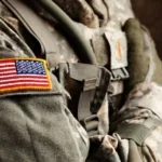 La verdadera razón por la que las banderas estadounidenses van al revés en los uniformes militares