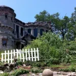 La misteriosa historia del castillo abandonado en una isla embrujada de Nueva York