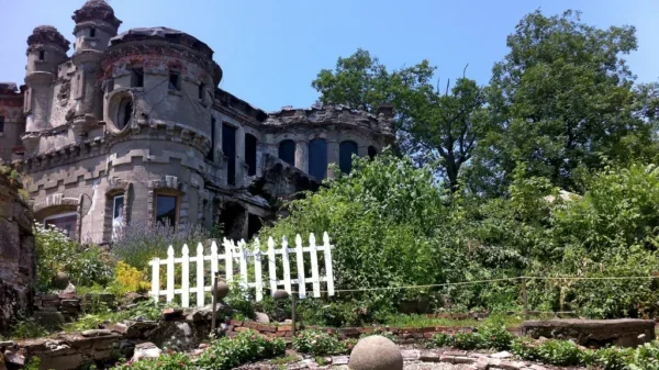 La misteriosa historia del castillo abandonado en una isla embrujada de Nueva York