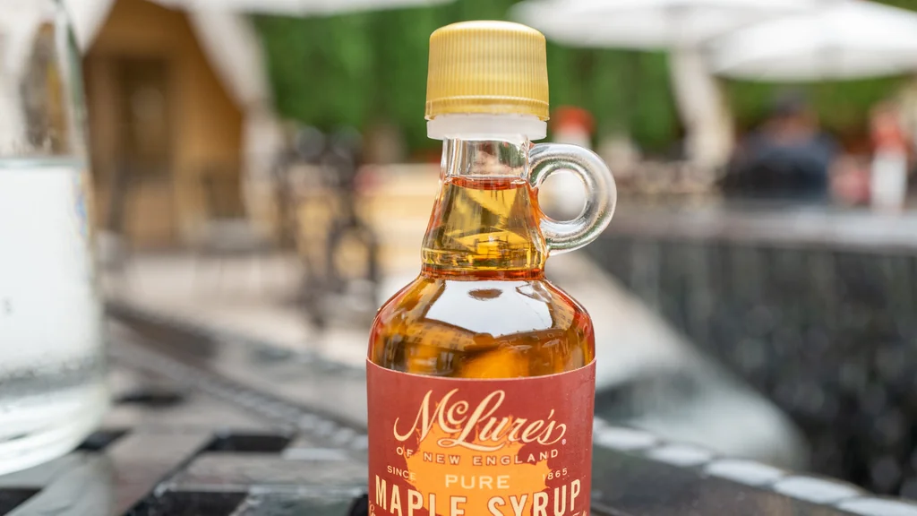 ¿Por qué las botellas de sirope de arce tienen pequeñas asas?