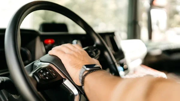 ¿Por qué los camioneros tocan la bocina? Significados y consejos de seguridad