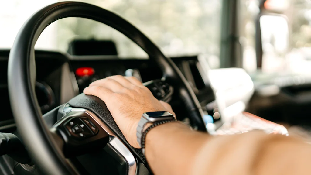 ¿Por qué los camioneros tocan la bocina? Significados y consejos de seguridad