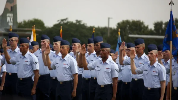 ¿Por qué los soldados necesitan que los tapen después de graduarse?