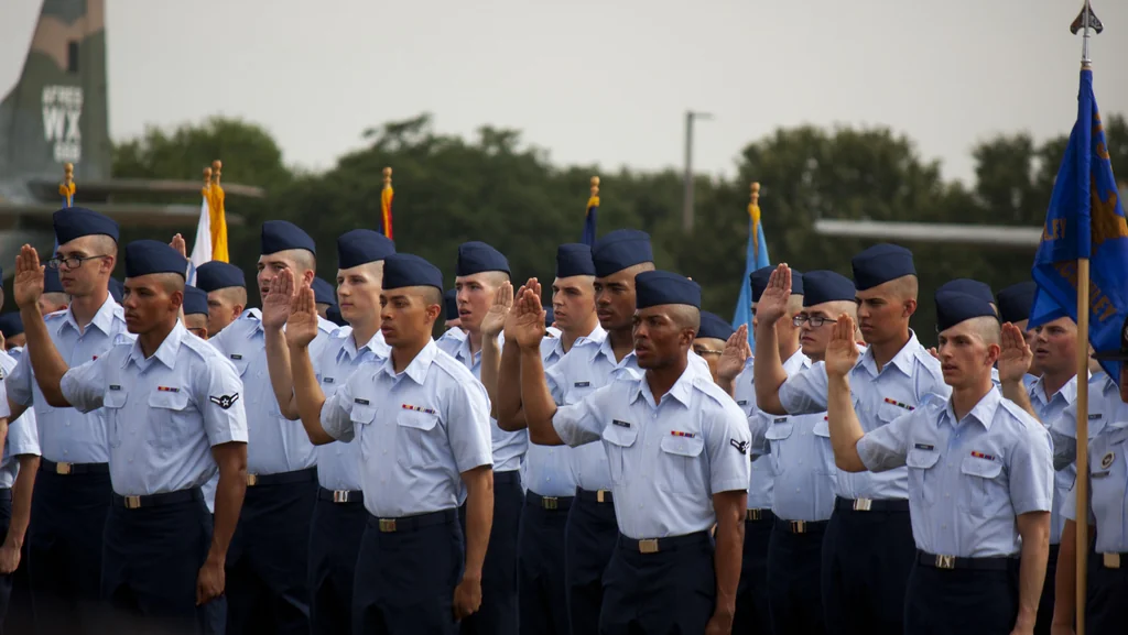 ¿Por qué los soldados necesitan que los tapen después de graduarse?