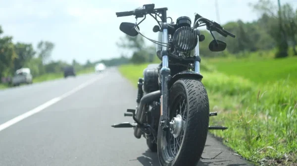 Por qué nunca debes ignorar un casco en el suelo tras una motocicleta