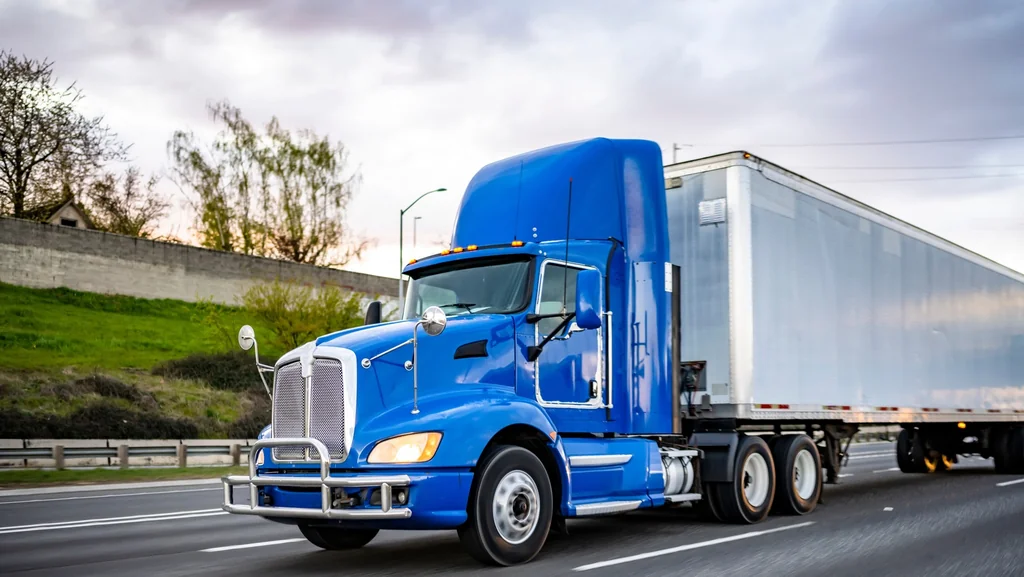 ¿Por qué los semi-remolques usan bavettes de goma en sus ruedas?