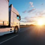 ¿Por qué algunos camiones semi llevan ruedas con púas? Descúbrelo aquí