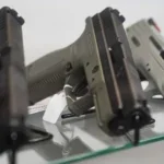 ¿Qué pasaría si dispararas una pistola en el espacio?