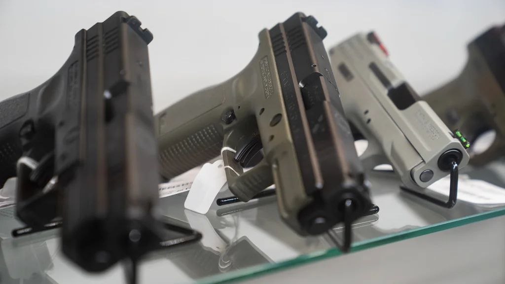 ¿Qué pasaría si dispararas una pistola en el espacio?