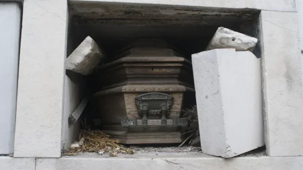 Razón real por la que un ataúd puede explotar