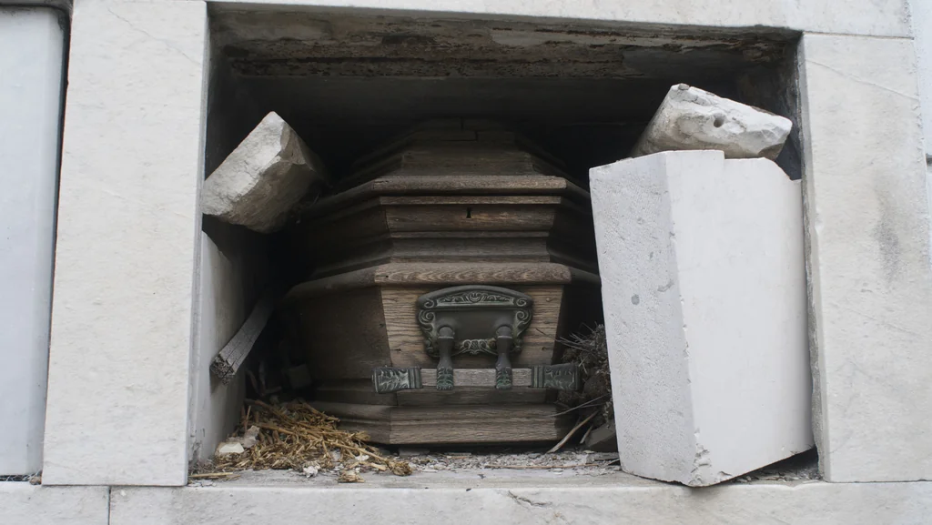 Razón real por la que un ataúd puede explotar