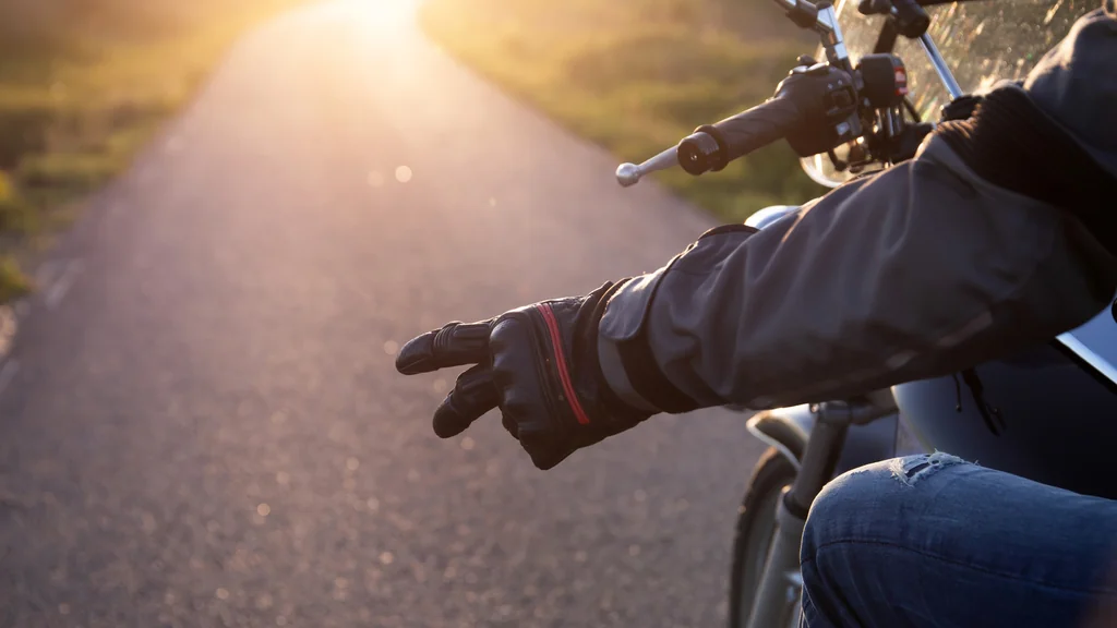 El significado detrás del gesto con dos dedos en la moto: paz y cortesía
