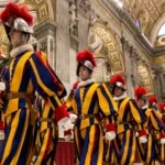 El significado de los coloridos uniformes de la Guardia Suiza explicados