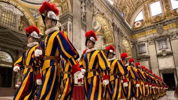 El significado de los coloridos uniformes de la Guardia Suiza explicados