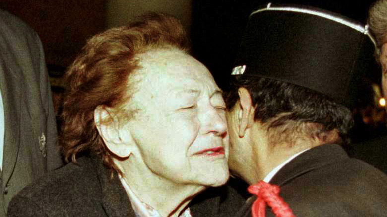 Nancy Wake en la Tumba del Soldado Desconocido en el Arco del Triunfo, 2000