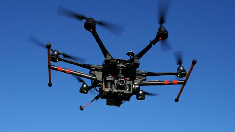 Dron en vuelo sobre un estanque