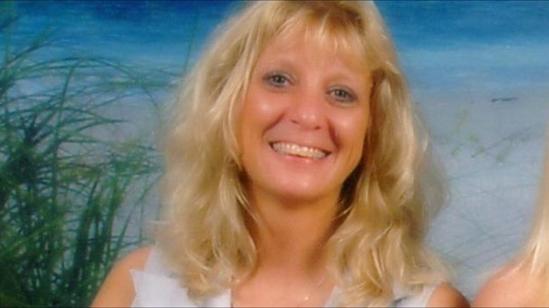 Annette Mizener sonriendo con fondo de playa