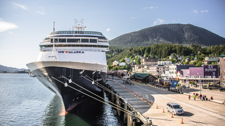 Crucero navegando al atardecer con cielo naranja y azul