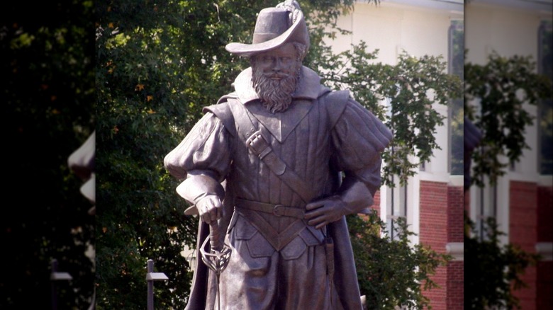 Estatua de Christopher Newport con sombrero y espada