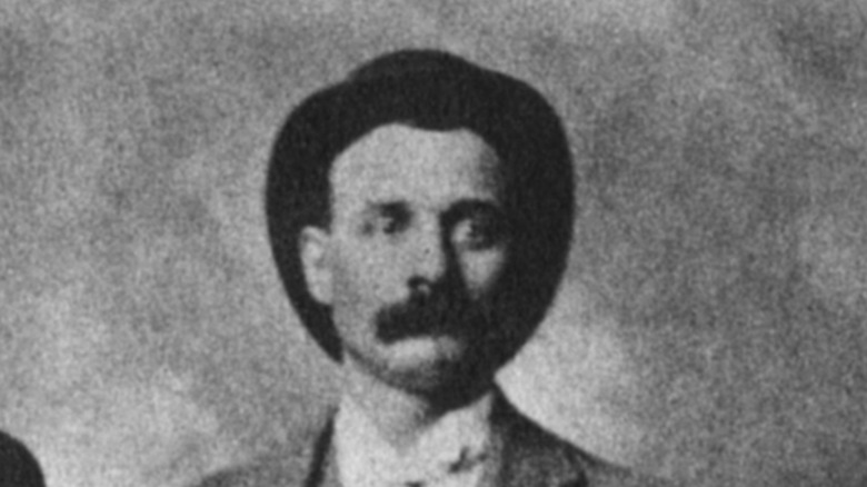 Kid Curry mirando al horizonte