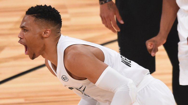 Russell Westbrook observando su mano izquierda