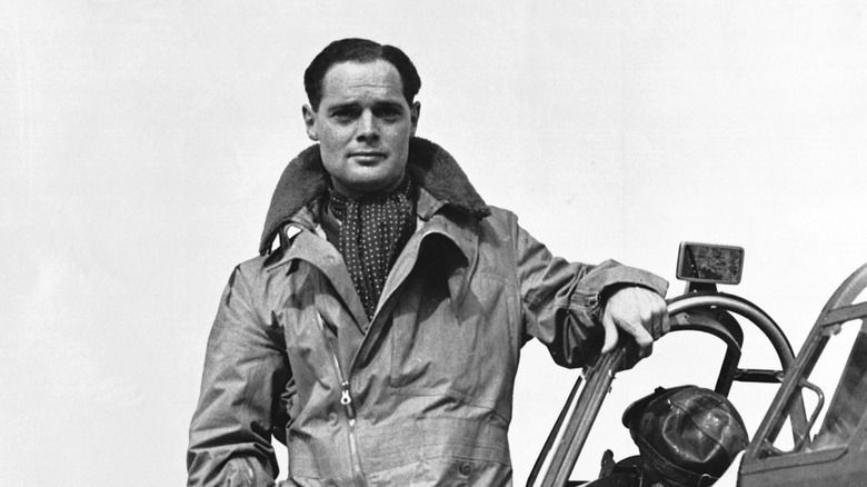 Douglas Bader con traje de vuelo