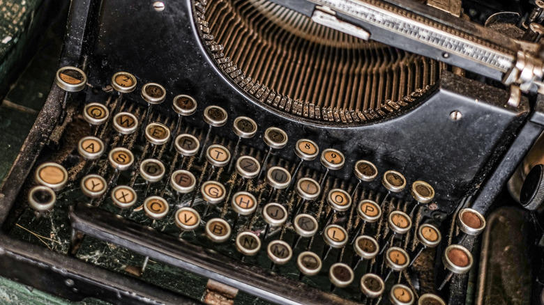 Primer plano de una máquina de escribir antigua