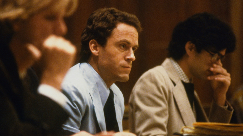 Ted Bundy en el tribunal entre abogados