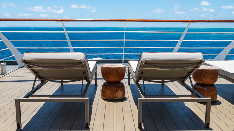 Sillas vacías mirando al océano desde la cubierta de un crucero