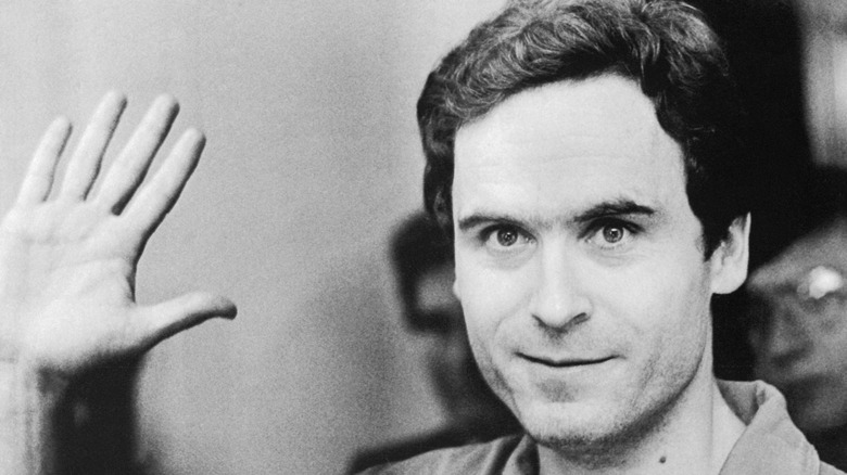 Ted Bundy saludando