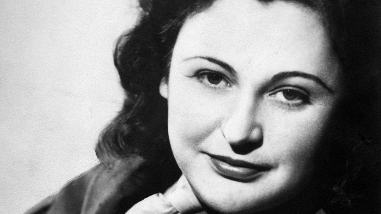 Retrato de Nancy Wake con uniforme del Ejército británico, 1945