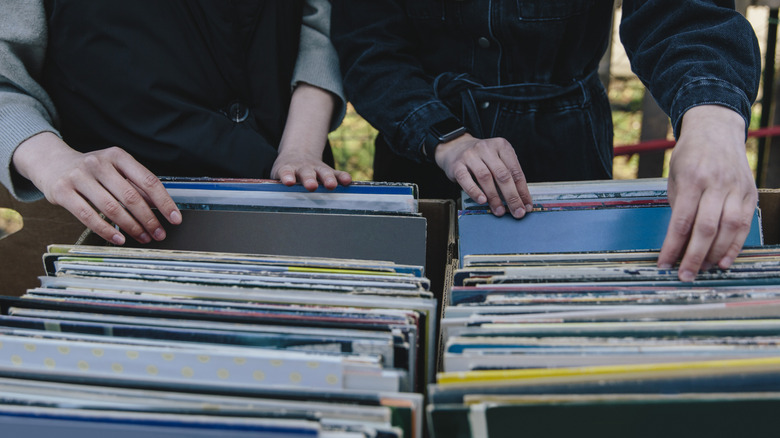 Personas mirando pilas de discos
