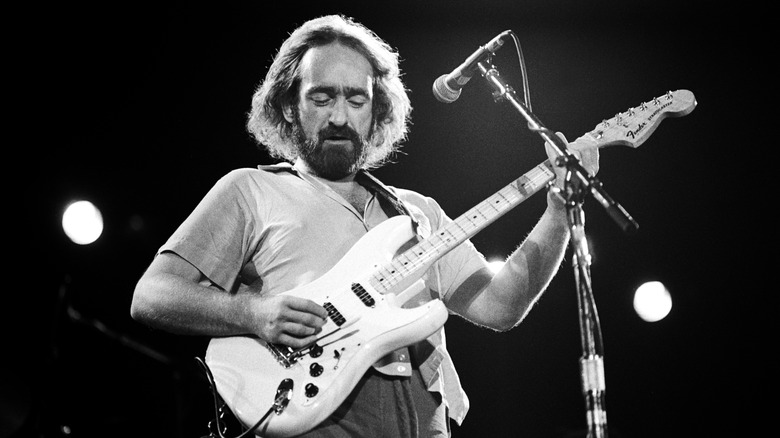 Dave Mason con guitarra en el escenario en 1980