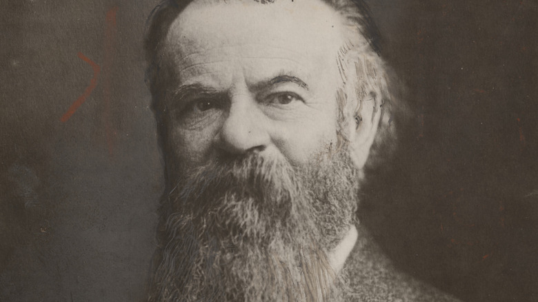 Retrato de John Wesley Powell con larga barba