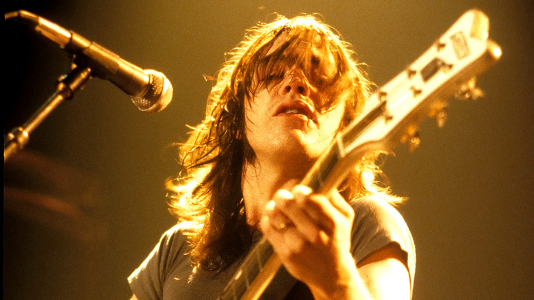 Malcolm Young en el escenario con guitarra