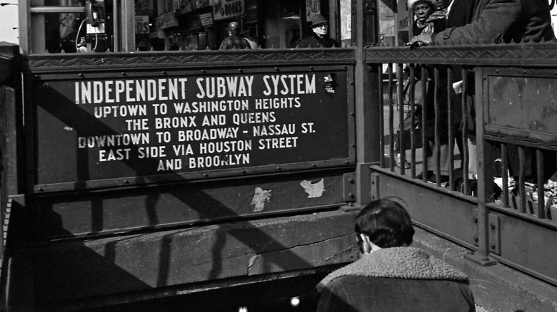 Hombre descendiendo escaleras hacia el metro de Nueva York