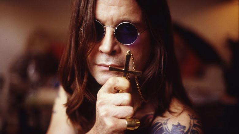 Ozzy Osbourne posando con un colgante de cruz