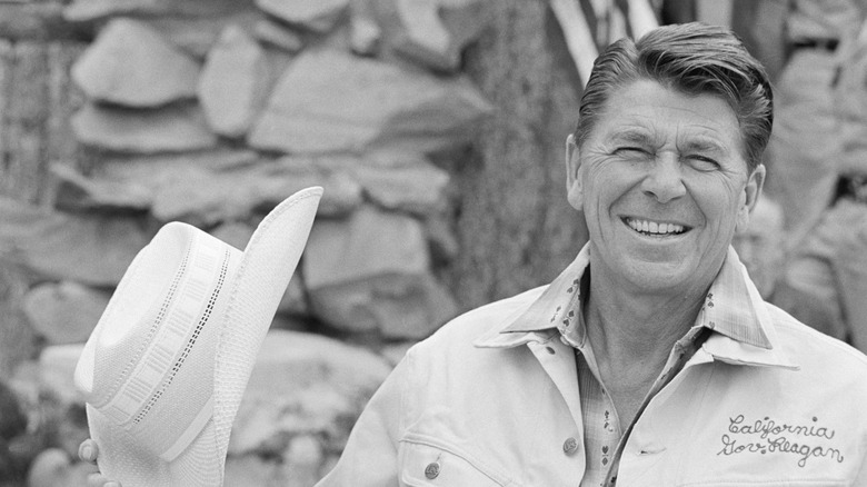 Ronald Reagan con sombrero alzado en ropa de exteriores
