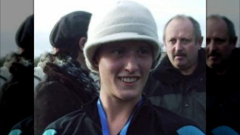 Rebecca Coriam con gorra blanca sonriendo