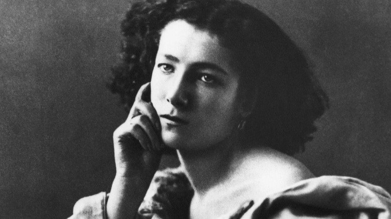 Retrato de Sarah Bernhardt tocándose la cara