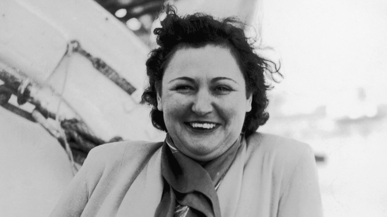 Nancy Wake sonriendo, 1951