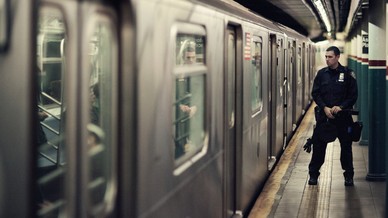 Oficial de policía junto a un vagón en la estación Astor Place