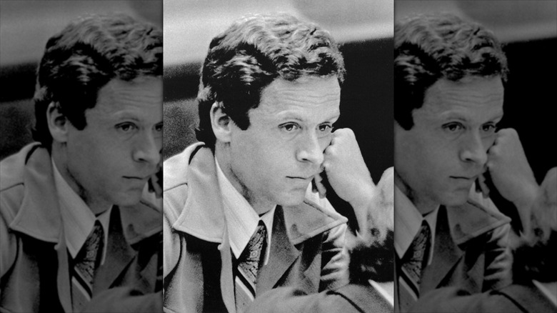 Ted Bundy pensativo con la cabeza apoyada en la mano