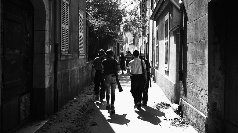 Cuatro miembros de la Resistencia francesa, de espaldas, 1944