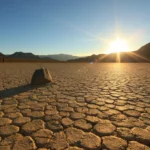 Rocas con largos surcos sobre el suelo seco de Racetrack Playa en el Valle de la Muerte