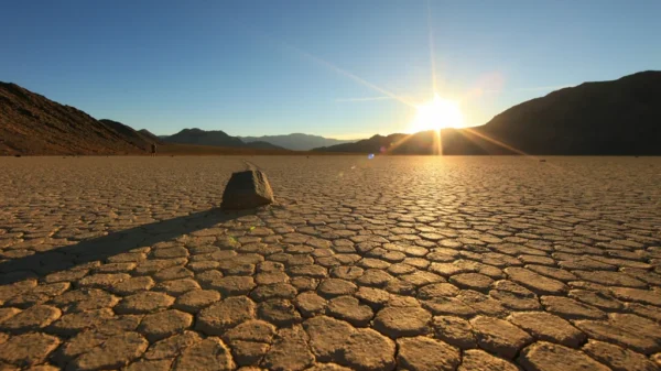 Rocas con largos surcos sobre el suelo seco de Racetrack Playa en el Valle de la Muerte
