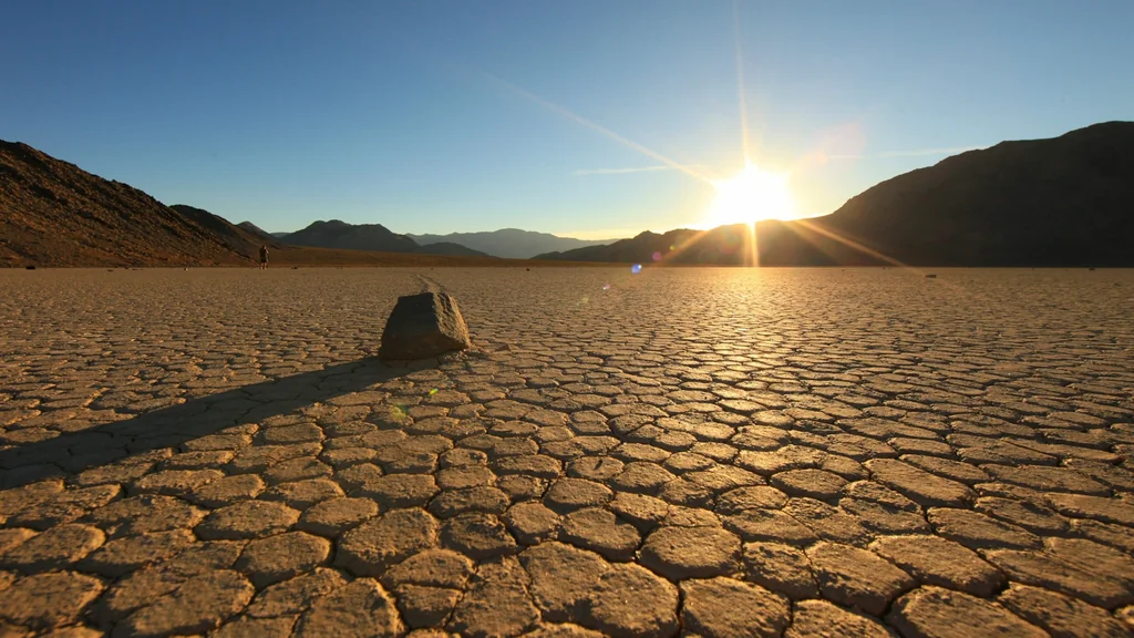 Rocas con largos surcos sobre el suelo seco de Racetrack Playa en el Valle de la Muerte
